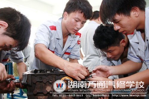 中專16班的新生們在實踐課上，積極動手