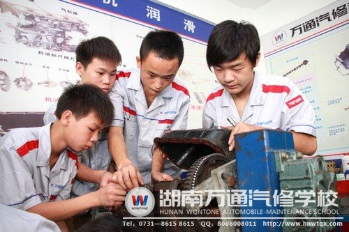 “理實(shí)一體化”教學(xué)讓新生們學(xué)的不亦樂(lè)乎