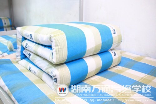 瞧，這就是95后新生們的“豆腐塊”作品！小小年紀的他們還沒有接受過軍訓的鍛煉，就已經如此會疊“豆腐塊”了，贊一個！