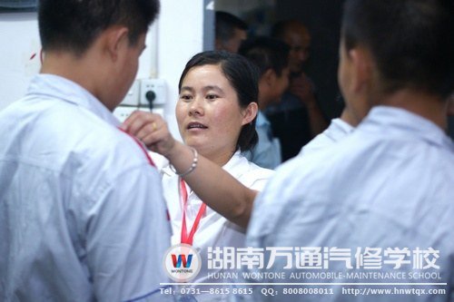 學(xué)子報名后，班主任細(xì)心為他們佩戴學(xué)生證