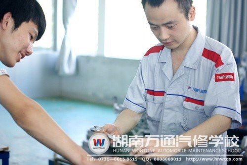 白浩杰與同學一起小組實訓