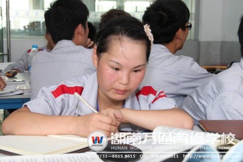 楊梅認真做著筆記