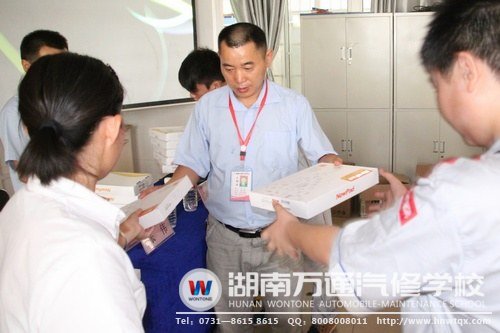 潘助理頒發平板電腦