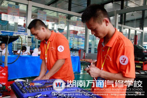 圖三：學生比賽現場：用完工具及時復位 規范的操作流程