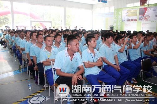 學子們用心傾聽學長的成功心得