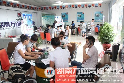 短短一個小時，咨詢中心就迎來了眾多學(xué)子來參觀報名