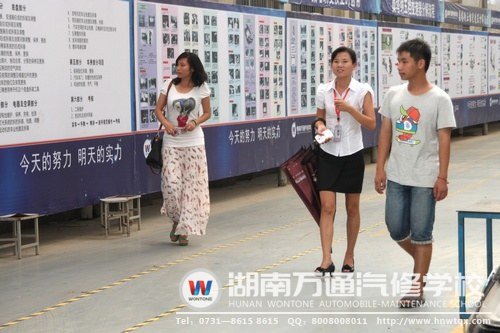 學(xué)子參觀汽車維修中心時，咨詢老師詳細講解了學(xué)校的教學(xué)模式.讓學(xué)子不用擔(dān)心學(xué)不會