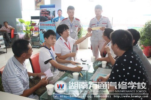 班主任細心指導(dǎo)新生填寫就業(yè)協(xié)議
