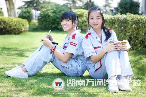 陳妞與同學唐林會是班上的一對“姐妹花”