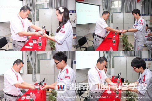 潘助理為同學們頒發“成才獎學金”