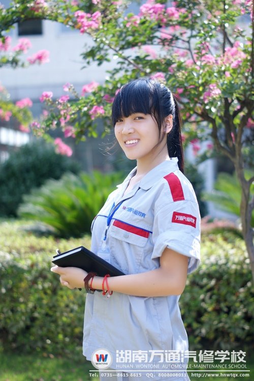 唐林會在美麗的校園里，可謂是“人比花燦爛”
