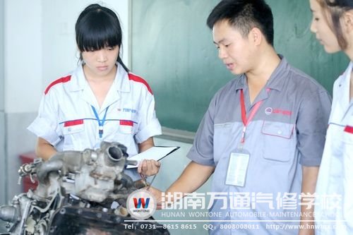唐林會上課十分認真，專注的樣子也很可愛哦