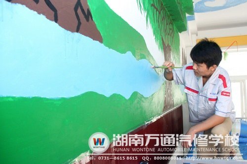 潛心創作中的龔凱