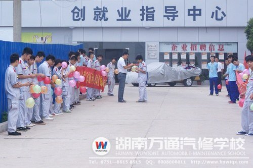 一大清早，同學們就自發組織了“祝福長廊”