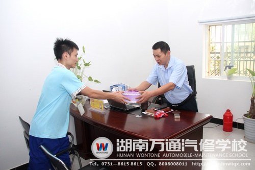 同學們為老師準備了精美的節日禮物