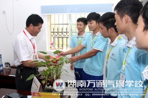 正所謂“桃李不言，下自成蹊”，老師們的人格魅力，就體現在同學們對他的愛戴