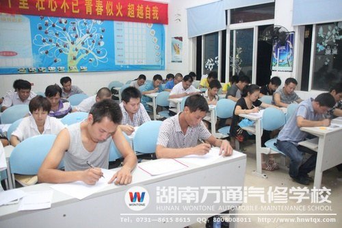 考場內，考生答題一絲不茍