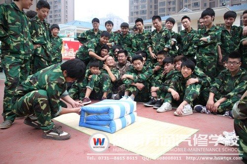 疊軍被，比比誰的“手上功夫”最厲害！