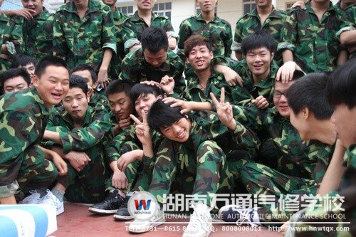 莫道軍中苦，看咱苦中樂！