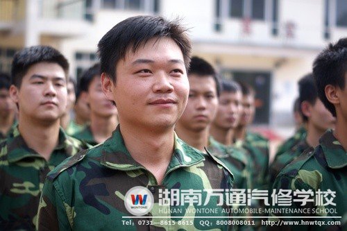 “微笑哥”在軍訓中