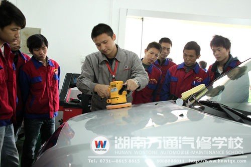 湖南萬通汽車美容專業老師手把手指導學子