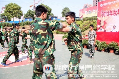 軍體拳鏗鏘有力，盡顯新生風采