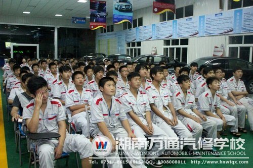 學子們被微電影深深吸引