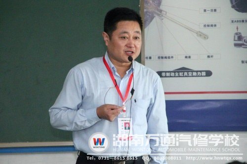 葛校長講課深入淺出，一字一句都飽含了對新生學(xué)子的期望