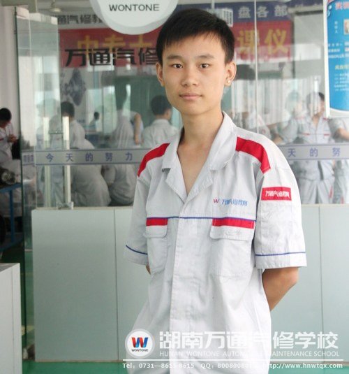 與軍訓中的颯爽英姿相比，鄧子威在學習中顯得溫文爾雅