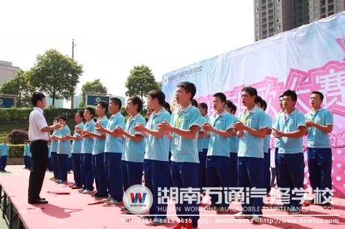 白龍擔任班歌合唱指揮手