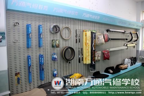 汽車美容工具一應俱全，確保學生有充足的操作機會