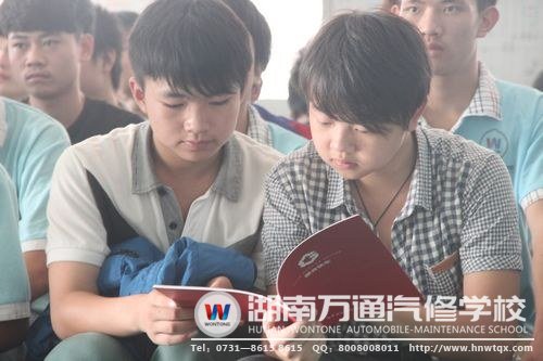 學子正在仔細閱讀國合快車的企業簡介