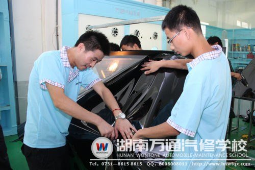 湖南萬通實戰實訓，授予學生扎實的汽車美容專業技能
