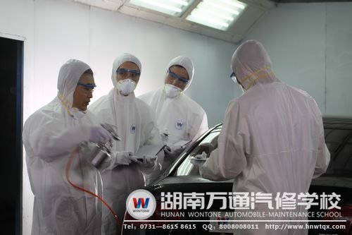 萬通老師正在傳授學子汽車美容車身噴漆技能