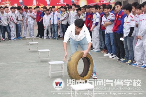 單手滾輪胎，厲害！！