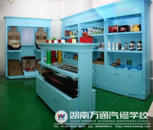 湖南萬通擁有齊全的汽車美容實訓工具，滿足學子們的操作需求