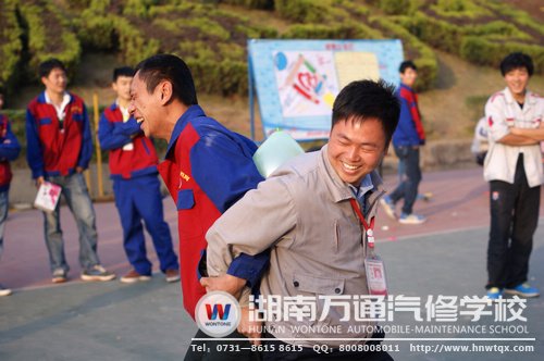 師生一起夾氣球，同樂！