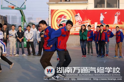 瞧這兩位同學，為了奪第一，都懸空了！