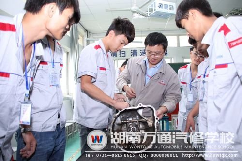 學(xué)生利用先進(jìn)的教學(xué)設(shè)備實(shí)訓(xùn)，掌握實(shí)用技能