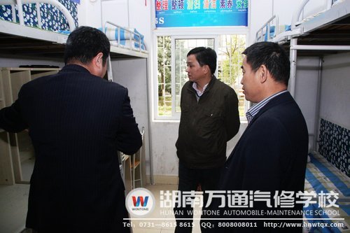 劉局長參觀學生宿舍”