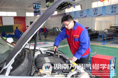 鄧勇波認(rèn)為，開汽車美容店，自己就要有專業(yè)的技術(shù)作支撐