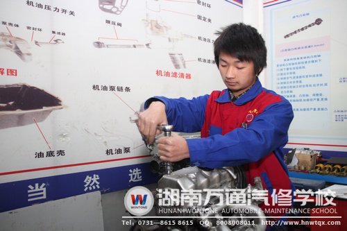 伍艷軍告別了曾經的打工、學徒生涯，來到了湖南萬通學汽修