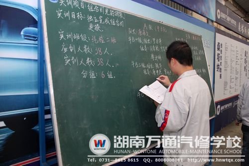 分組實訓讓學子在競爭中汲取技能（圖為學子正在填寫各組隊名）