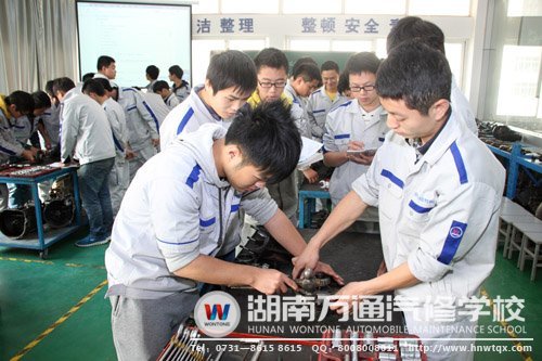 學生在老師布置的工單任務下動手實踐