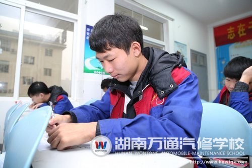 理論考場，學子認真作答