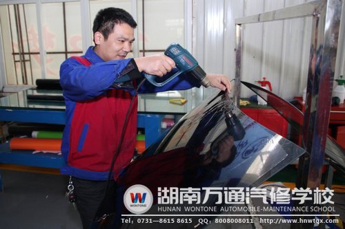 龍邵華拿起工具，學起了汽車美容