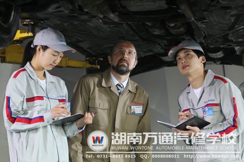 湖南萬通學子深諳汽修行業前景，選擇了學汽修作為人生的跳板