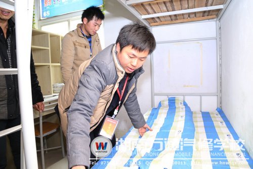 細節顯出辦學品質（圖為班主任為新生整理床鋪）