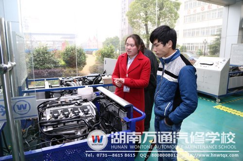 湖南萬通引進的先進設備讓學生對學好汽修更有信心了