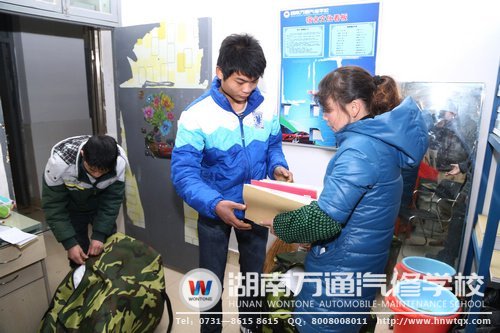 學校倉管工作人員仔細地為學生發放開學物品
